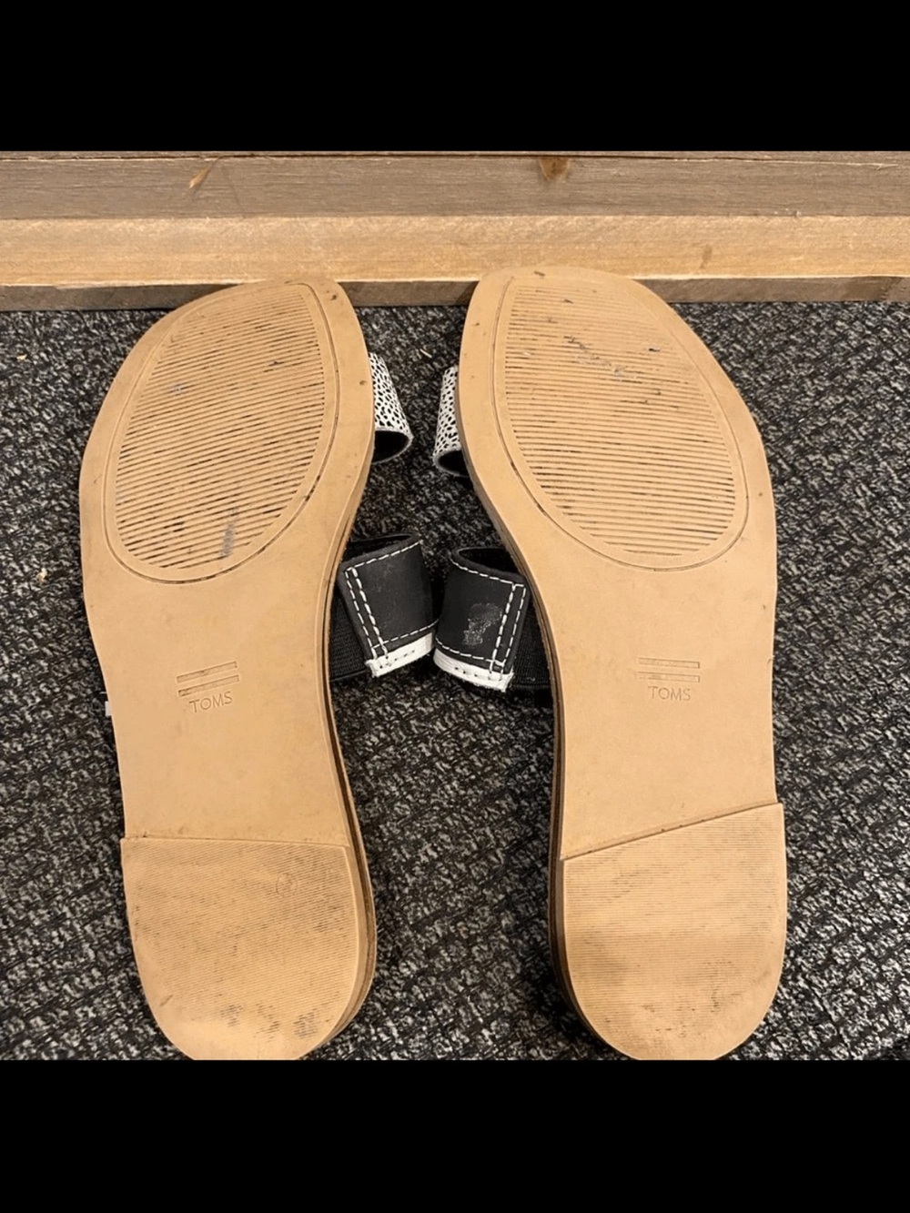 ✅TOMS Black & White Slide Sandals for Women - Picture 4 of 5